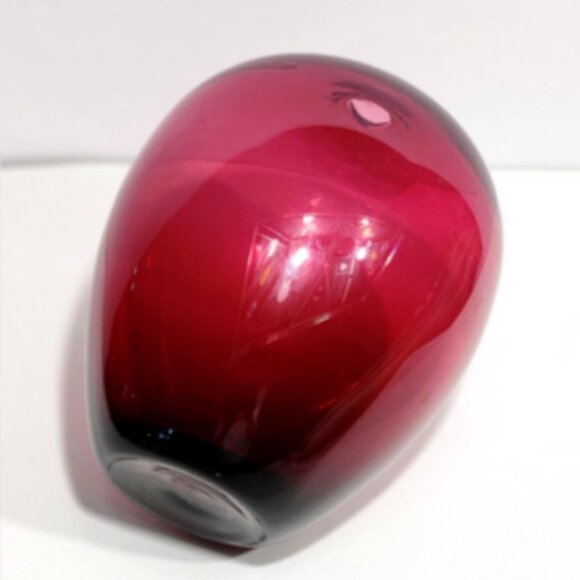 Vingtage 5.5” Hand-Blown Pilgrim Cranberry Art Glass Style Bud Vase - Picture 6 of 7